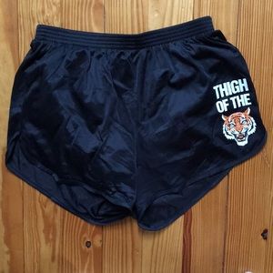 “Thigh” of the tiger squatting shorts.